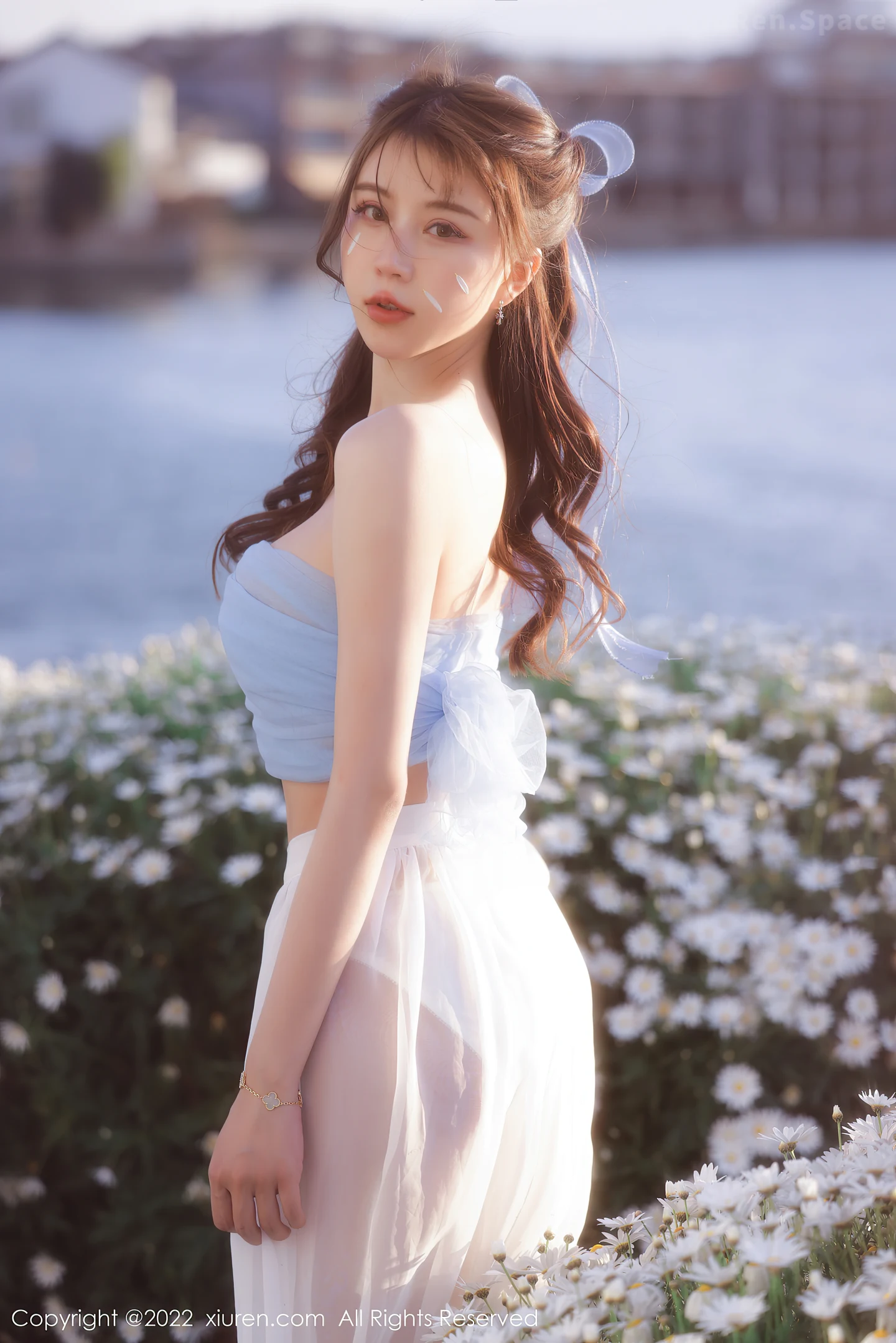图片[4]-[XiuRen秀人网]VOL.4888 模特tina 甜仔大理旅拍户外蓝色服饰配白长裙秀凹凸身材诱惑写真45P-秀人网官方网站